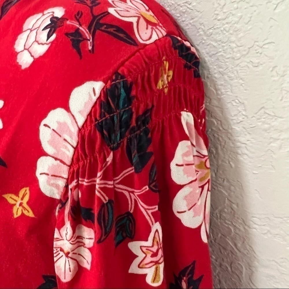 Old navy red floral print blouse, S, V-neck button closures, cuff sleeves, flowy - Picture 10 of 12